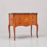 1047 1243 CHEST OF DRAWERS